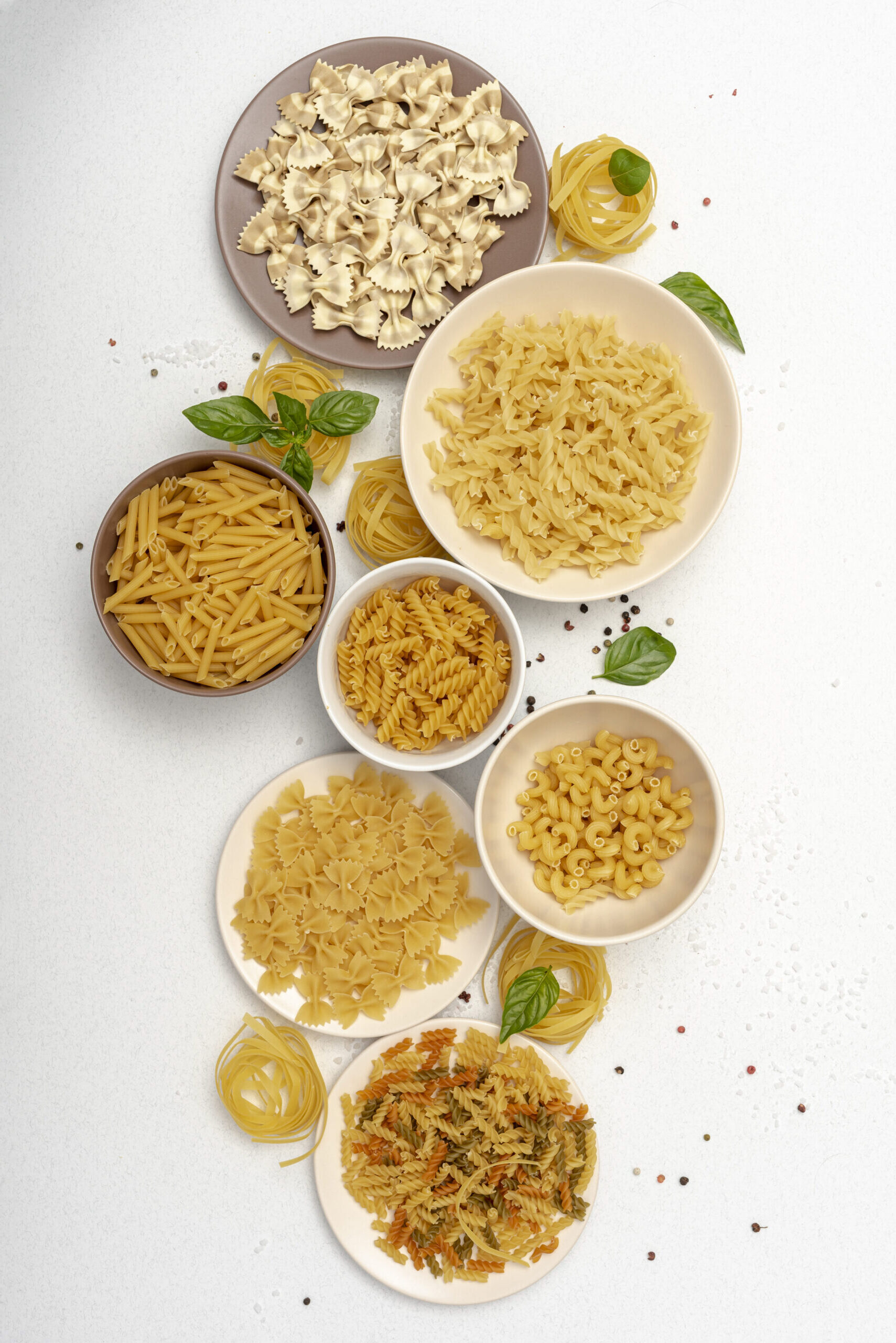 Talerze z różnymi rodzajami makaronów